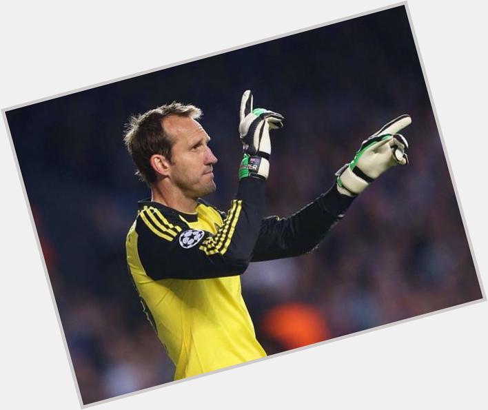 Happy 42nd birthday to Mark Schwarzer, the oldest player to ever play in the Champions League. 