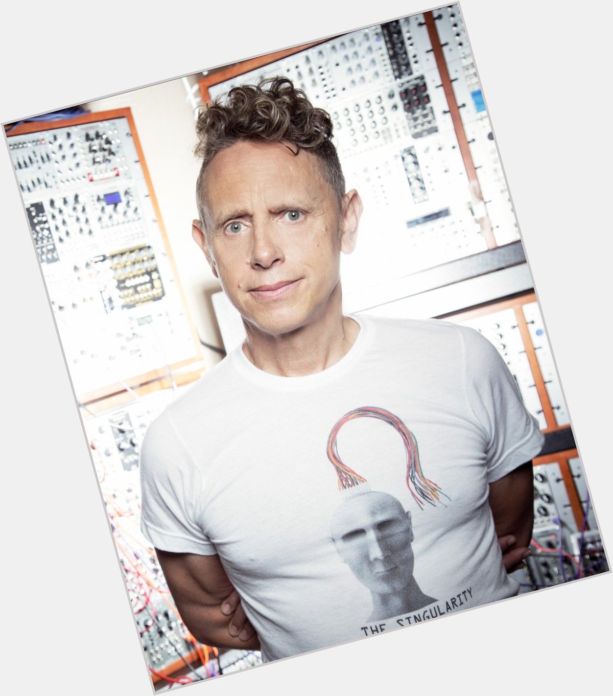 Today we wish happy birthday to one Martin Gore, let\s show Martin some Mute family love! 