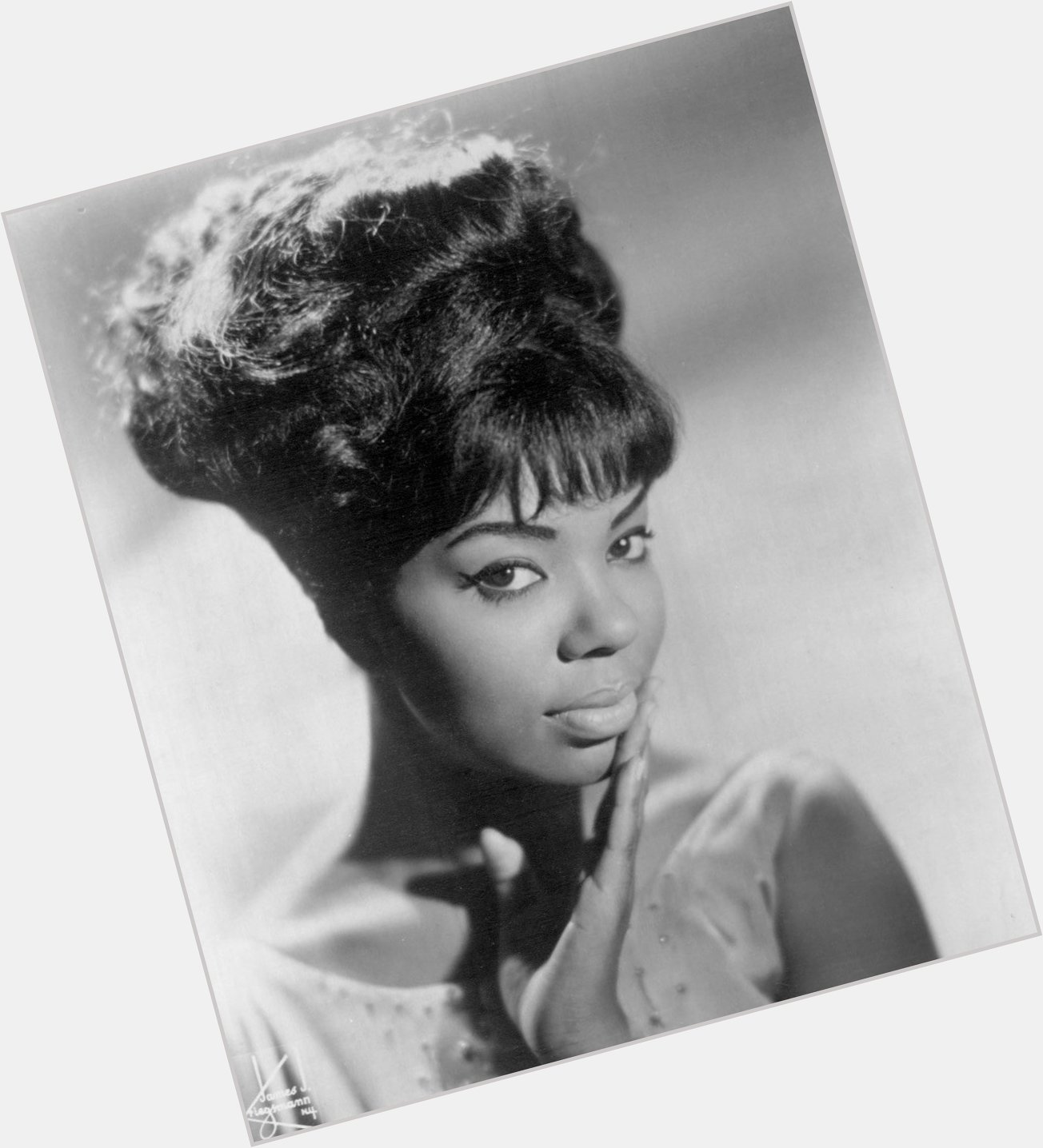 Happy Birthday to the late Mary Wells . 