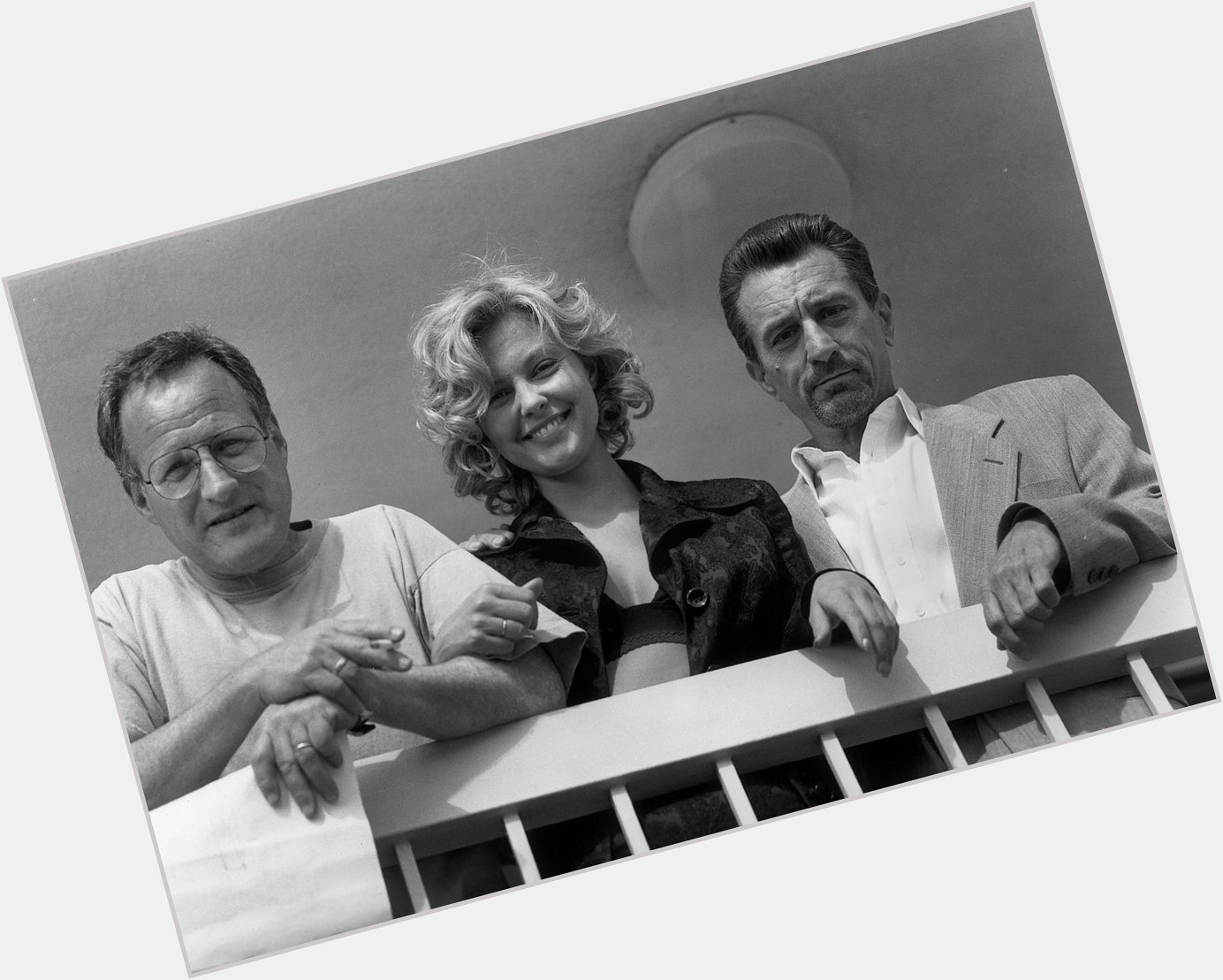 Happy 75th Birthday Michael Mann! Here he is with Ashley Judd and Robert De Niro on the set of 1995 s Heat 