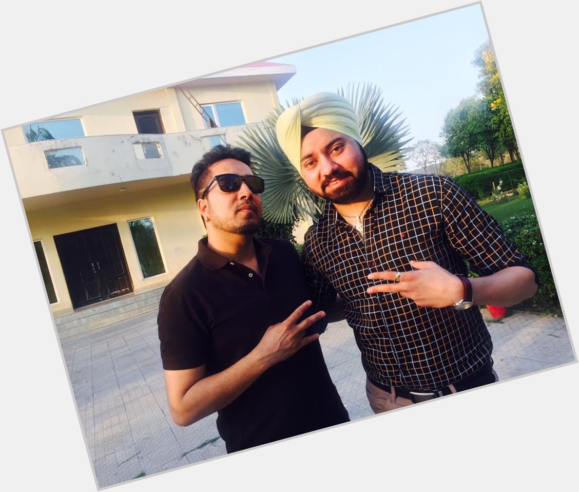 Happy birthday to one and only Mika singh 

You are the music boss of Bollywood 
 Man with Golden heart 