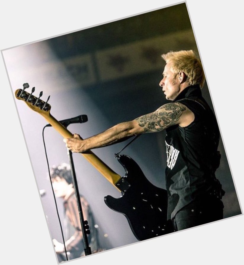 Happy birthday  Mike Dirnt  44years old      