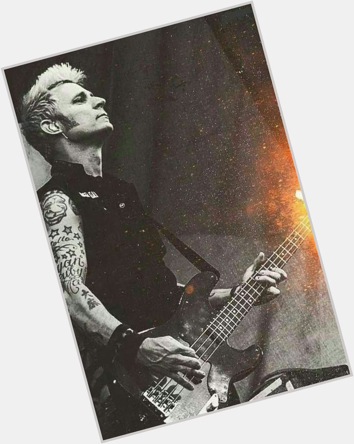 Happy birthday the best bassist of ma Mike Dirnt!!    