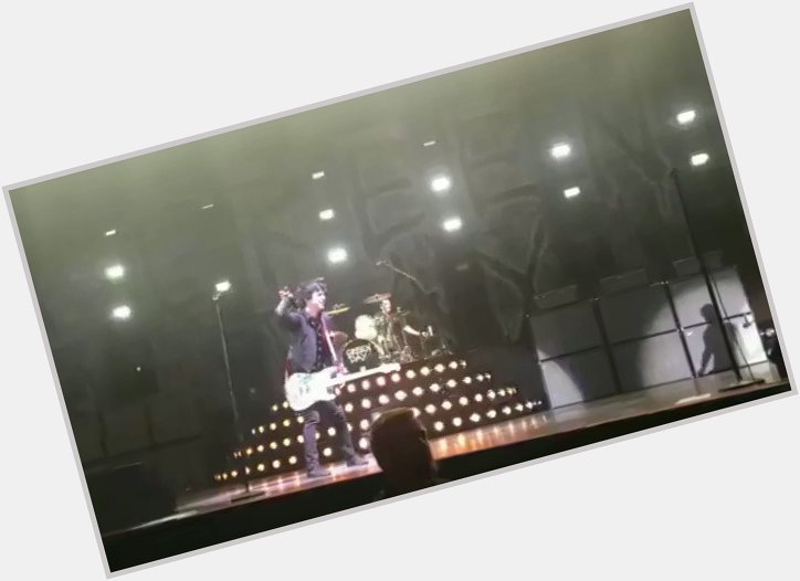Hoy , en el concierto de Green Day en Hindmarsh , Australia , le cataron Happy Birthday a Mike Dirnt. 