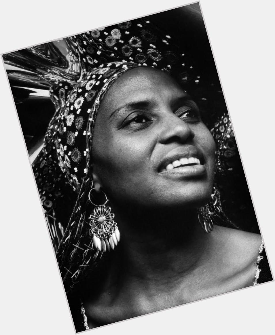 Happy Birthday 
MAMA AFRIKA!!!

Today Miriam Makeba would ve turned 87 years old!!        
