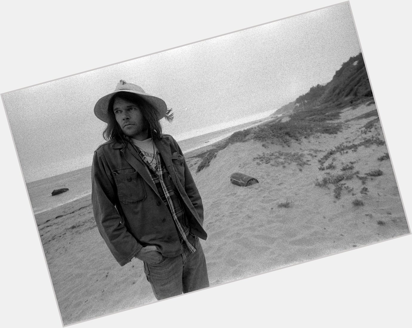 Happy 76th birthday to Neil Young, seen here on the beach in Malibu, 1975 (Henry Diltz) 