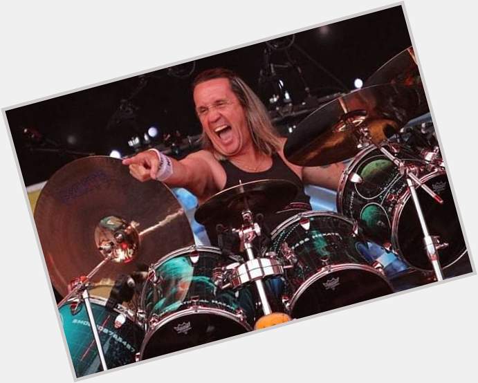 Happy Birthday!!!!! Nicko McBrain, baterista de Iron Maiden desde 1982  