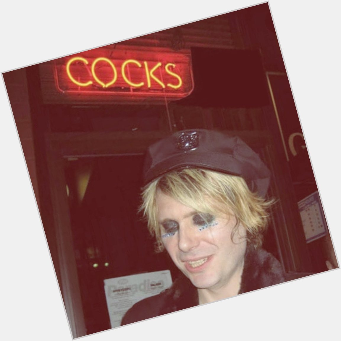 My two favourite things

Nicky wire and 

Cute hats

Happy Birthday u sexy old daddy xoxoxoxo 