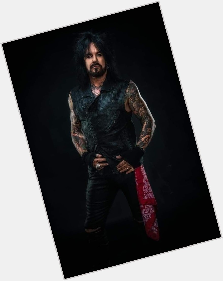 Happy Birthday to my BIGGEST celebrity crush, the handsome and very talented Nikki Sixx!!!    q 