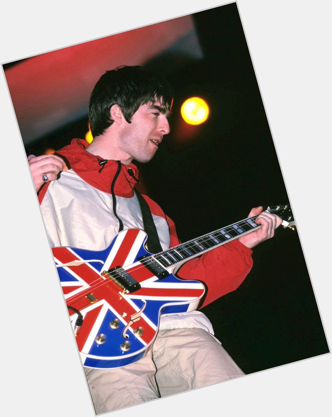 Happy Birthday to the man who has created such inspiring and beautiful songs, happy birthday Noel Gallagher ! 