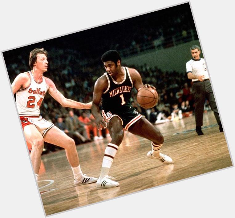 Happy birthday to the great Oscar Robertson who turns 76 today!     