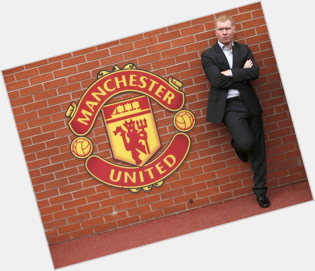 Happy birthday to a club legend & to one of the greatest midfielders in our history PAUL SCHOLES who\s 41 today!  