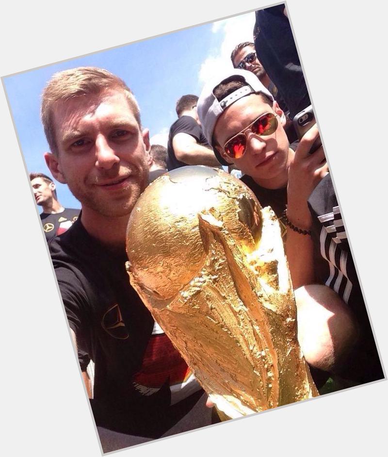 Happy Birthday Per Mertesacker , you retired after you brought home the World Cup !! 