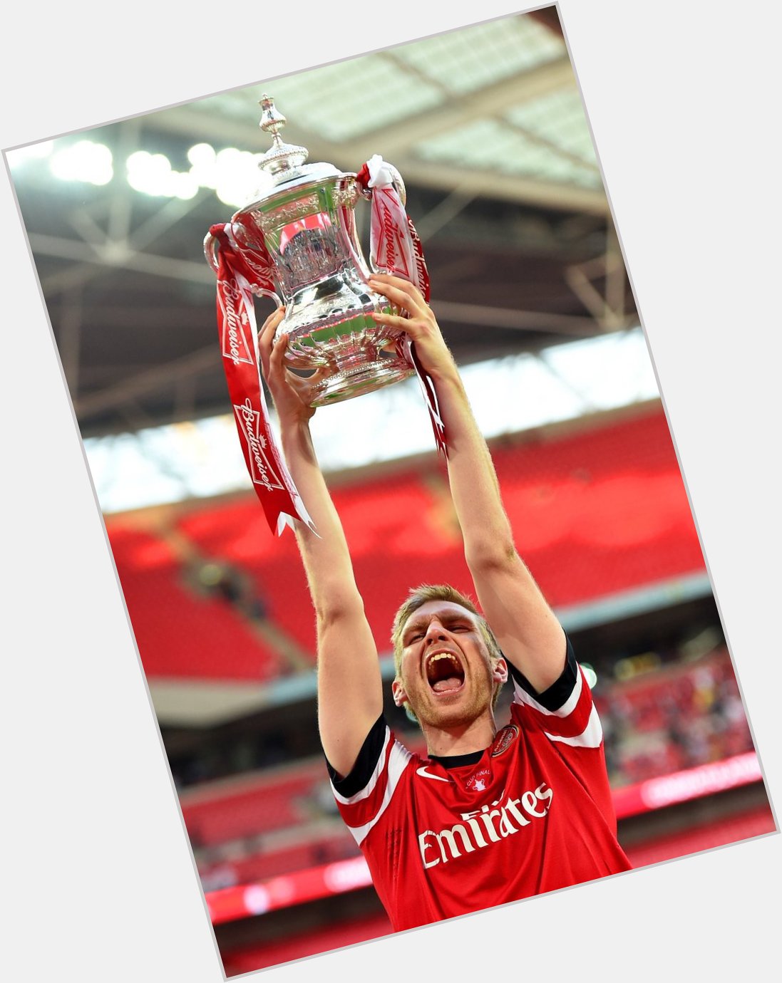 33 years old 213 appearances   8 goals  3 assists  Happy birthday to our captain, Per Mertesacker! 