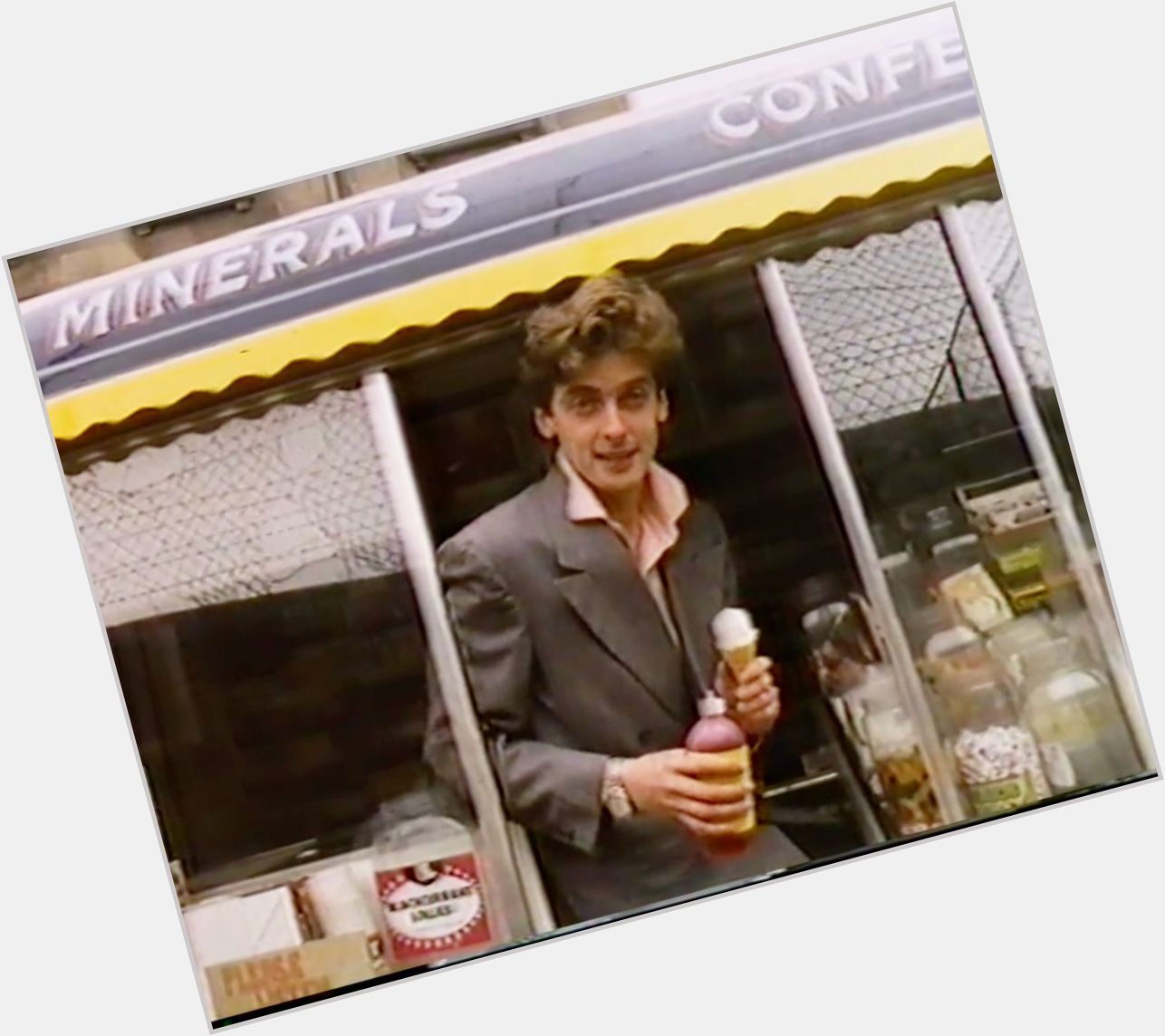 Happy birthday Peter Capaldi. His dad was my dad\s ice cream man in Springburn. 