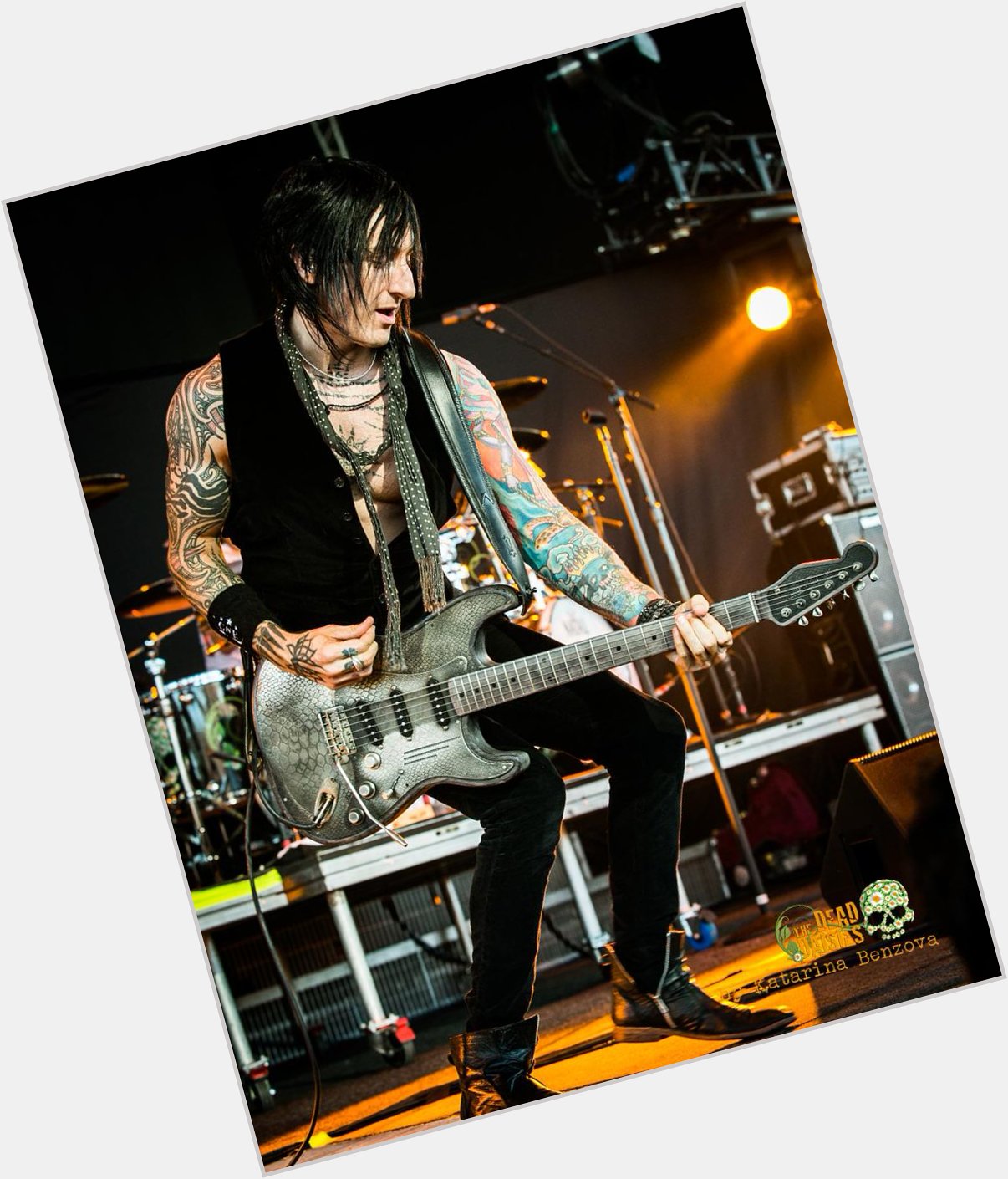 Happy bday to Richard Fortus, who unfortunately, is spending his whole bday on the plane on his way to Australia!! 