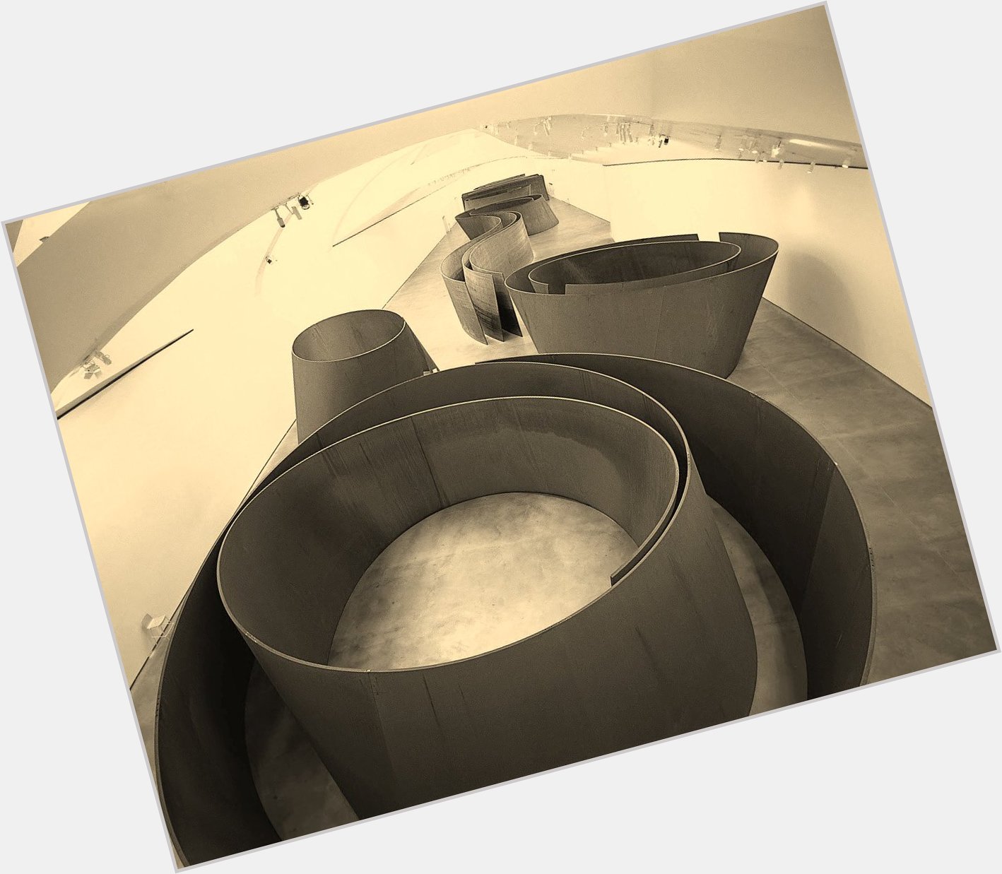 \"El material es una excusa para la creación artística\" Happy birthday Richard Serra! (02/11/39) Image: M.Guggenheim 