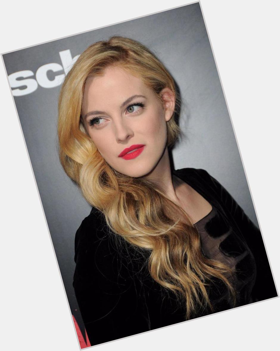 Happy birthday beautiful Riley Keough smith Peterson ( daughter of Lisa )         