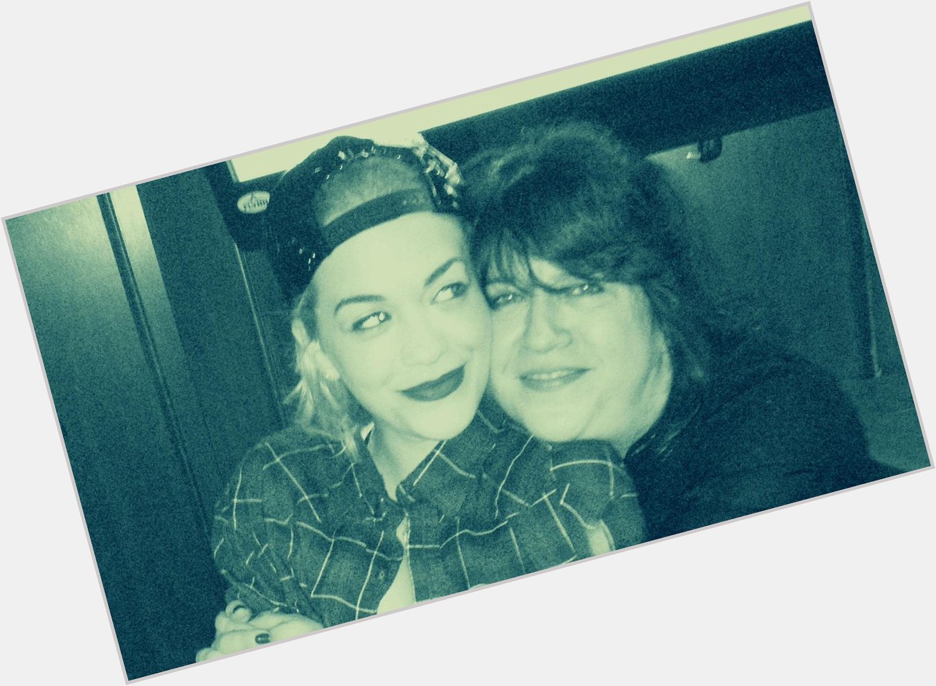 Foto de E.L. James y Rita Ora juntas-->  Happy Birthday - This was a great night... 