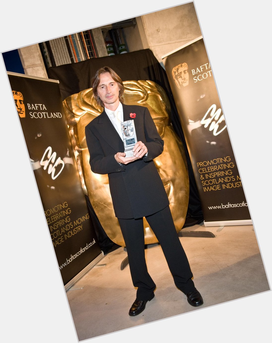 Happy birthday to Robert Carlyle. Who won a award in 2009 for his performance in the tv movie The Unloved 