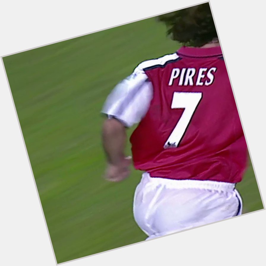 Happy birthday to Robert Pires, one of the most gracious players ever to be seen in the Premier League. 