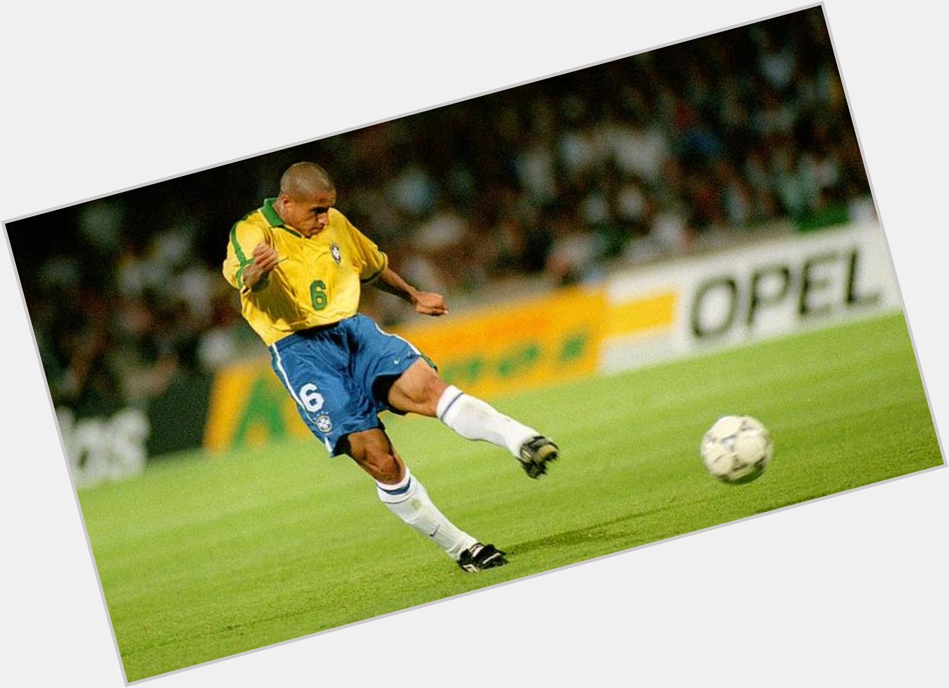 Happy birthday to Brazil and Real Madrid legend Roberto Carlos, who turns 45 today!   