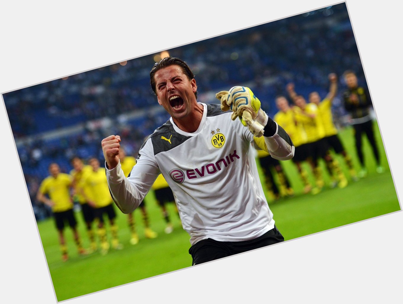 Roman Weidenfeller

One of the best to ever wear the black and yellow uniform. Happy 41st birthday, king 