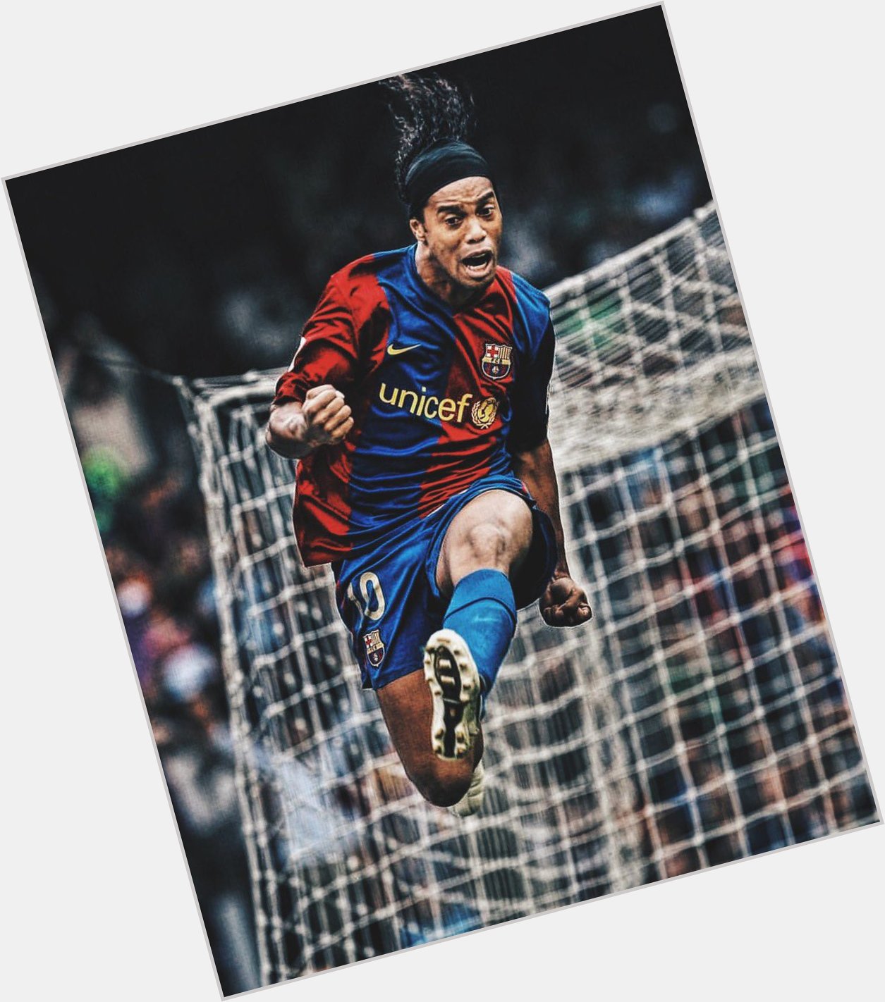 Happy birthday, Ronaldinho Gaucho.
Made thousands fall in love with the game. The GOAT of the streets. 