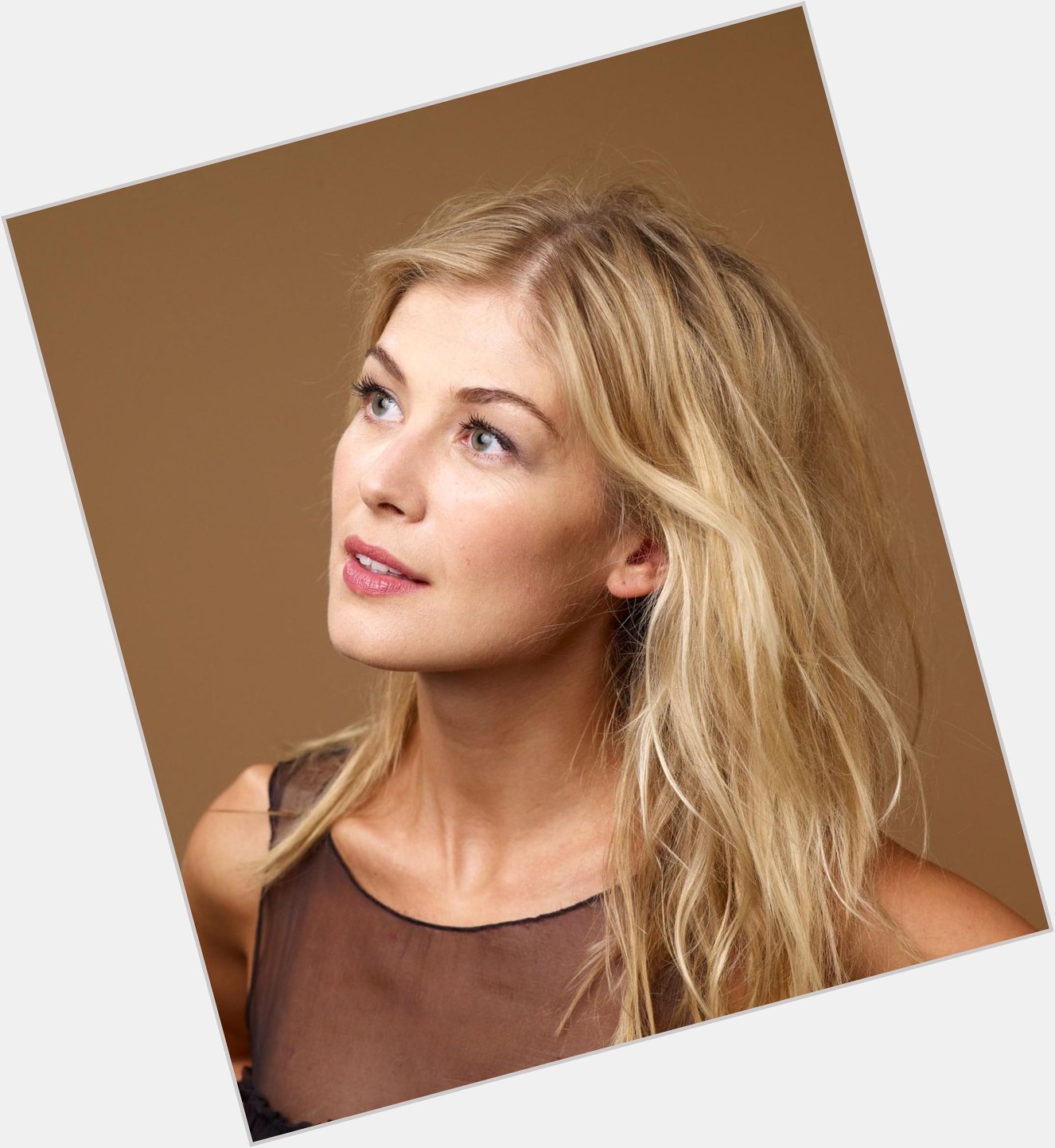 Happy birthday to the flawless Rosamund Pike. 