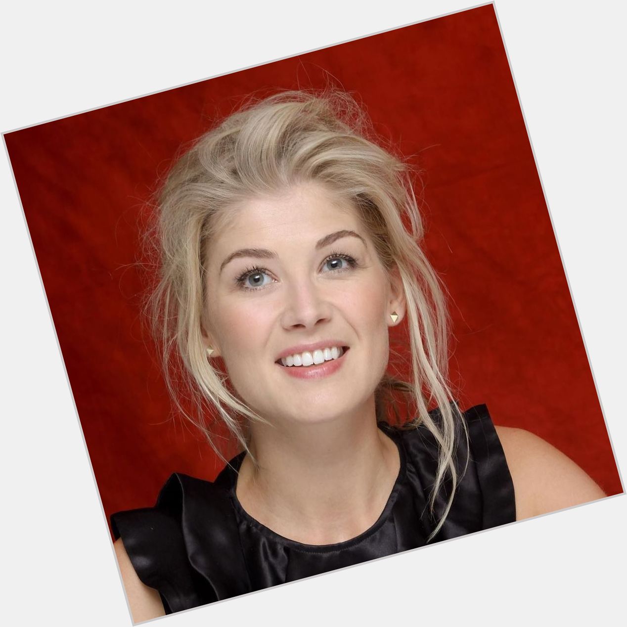 Another birthday today......Wishing a very happy birthday to the very lovely Rosamund Pike! 
