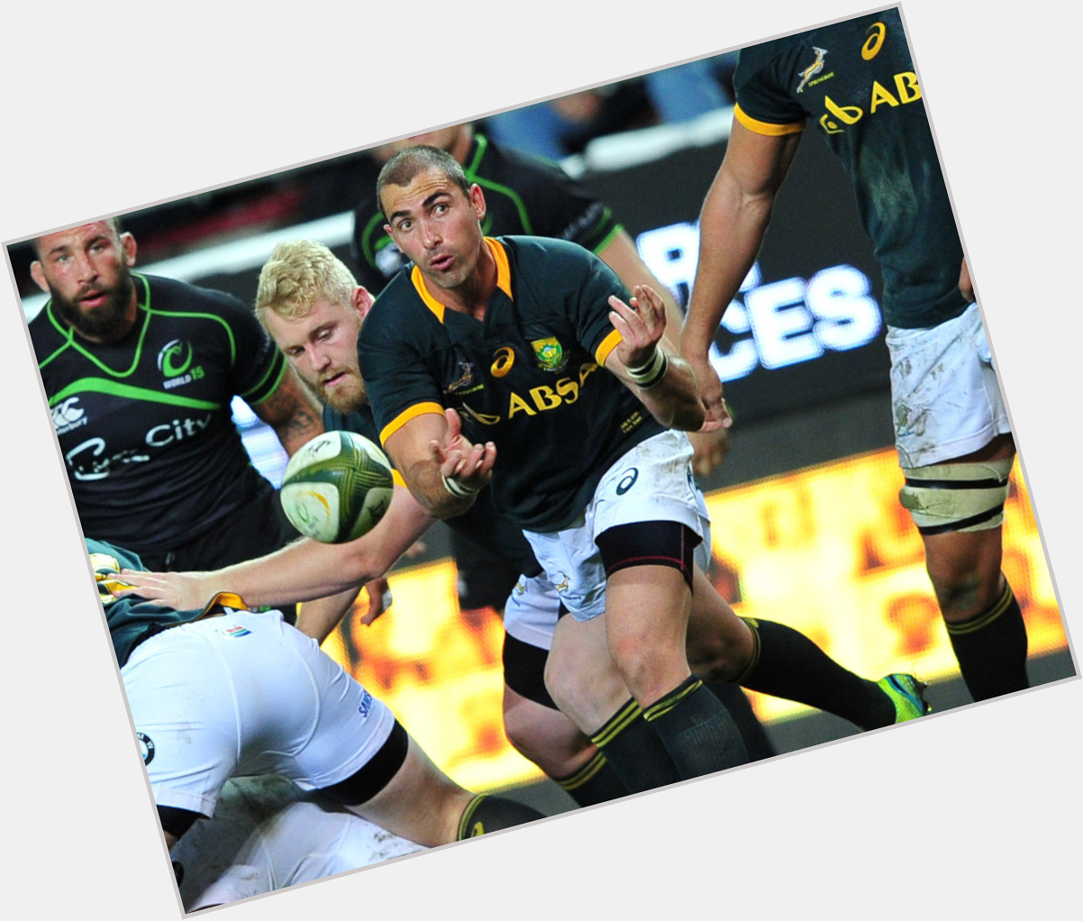  Happy 37th birthday to the outstanding South African scrum-half Ruan Pienaar! 