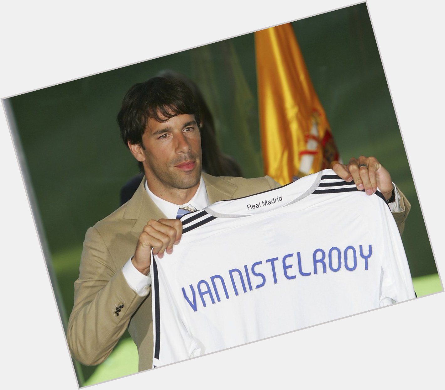 Happy birthday  to ex Real Madrid and Malaga striker Ruud van Nistelrooy. 
2x LaLiga  1x Pichichi 