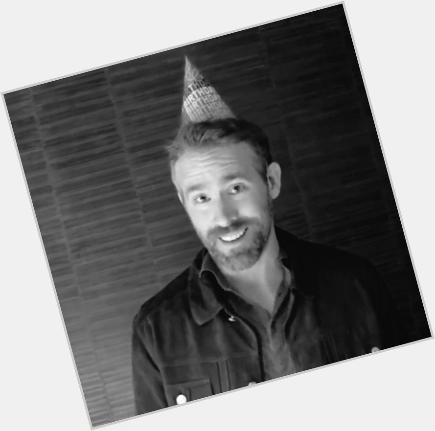 Ryan Reynolds de chapéuzinho de aniversário passando pela sua tl. 

Happy birthday,   