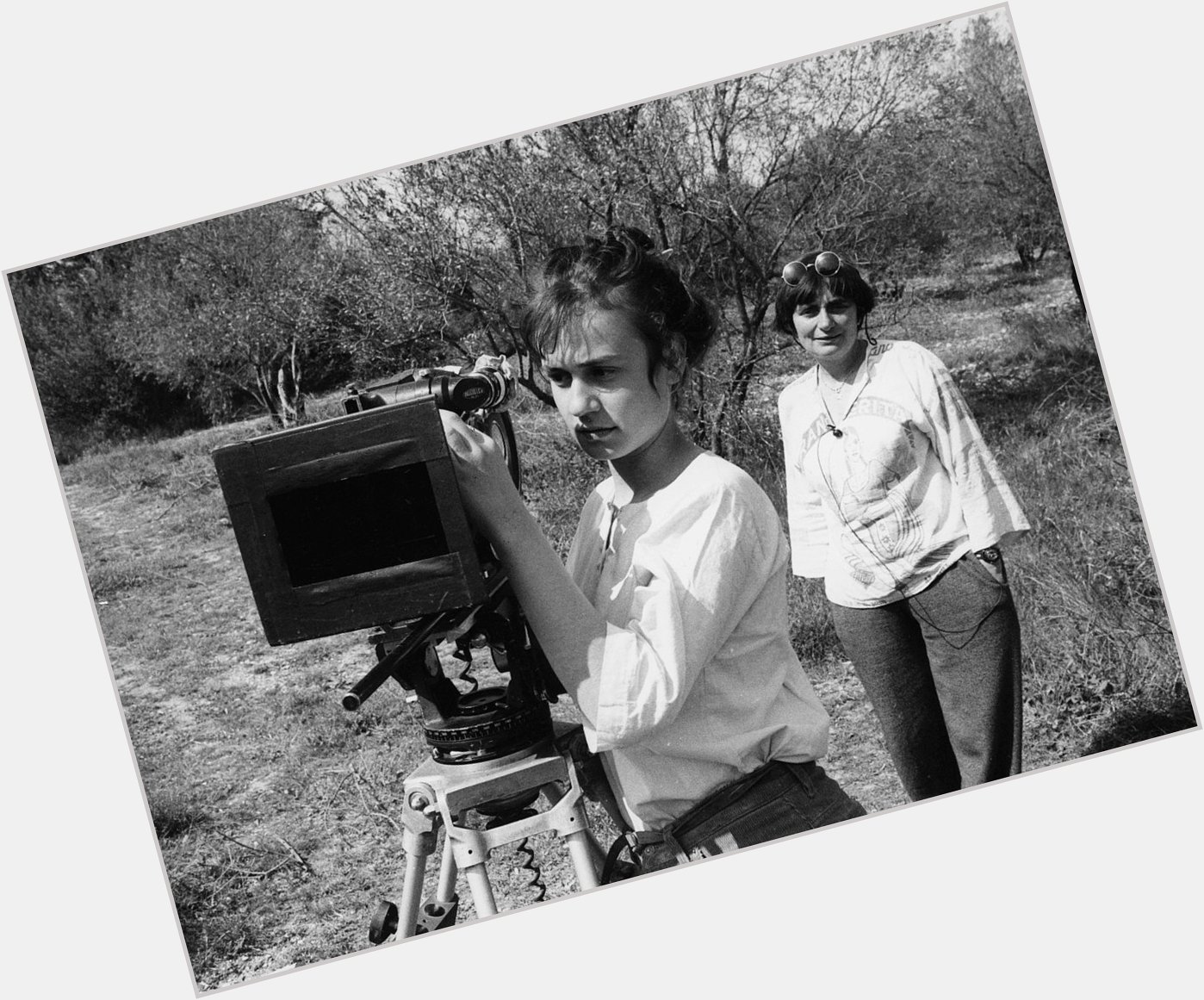 Sandrine Bonnaire & Agnès Varda on the set of Sans toit ni loi (1985)
Happy birthday, Agnès! 