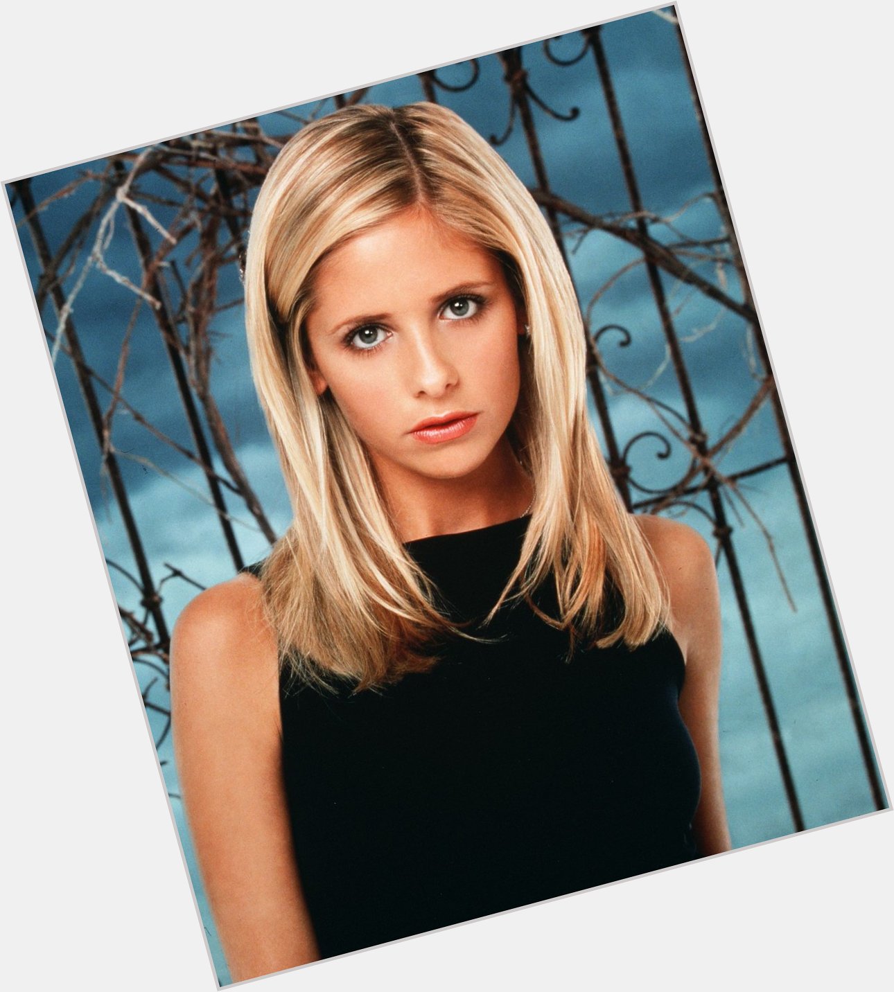 Happy Birthday Sarah Michelle Gellar! From Buffy to Cruel Intensions to Daphne in Scooby Doo sis is iconic 