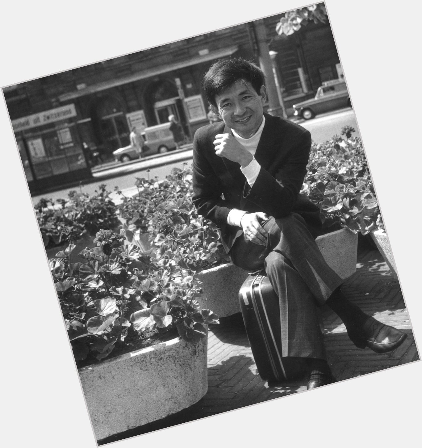 Happy birthday Seiji Ozawa! We love this archive picture of him outside the Concertgebouw in Amsterdam 