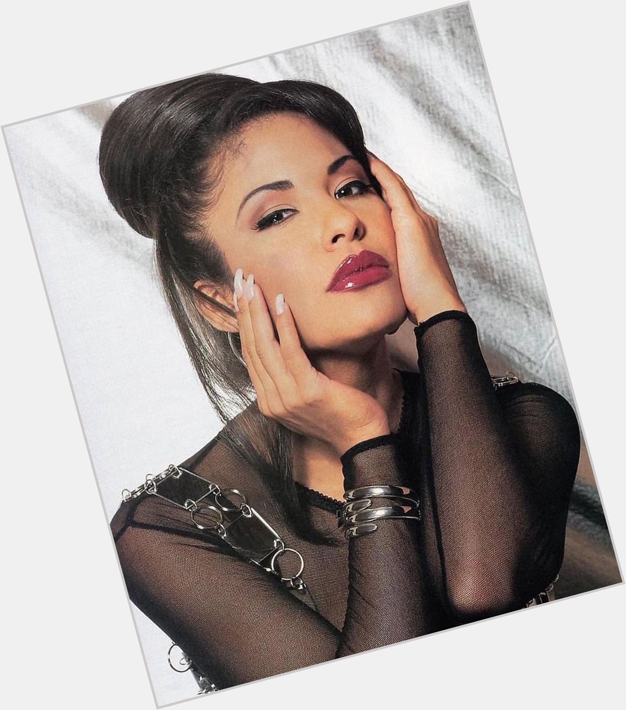 Happy Birthday to the late Selena Quintanilla Pérez. The Queen of Tejano music would ve turned 52 today. RIP Queen 