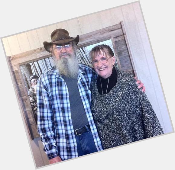 I wanna wish a happy 67th birthday 2 Si Robertson I hope he has fun with his wife & their children 