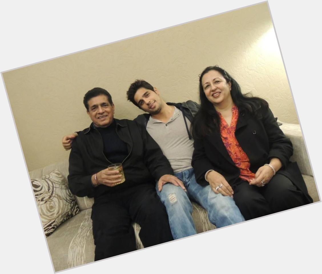Happy Birthday Sidharth Malhotra 
With his parents <3 