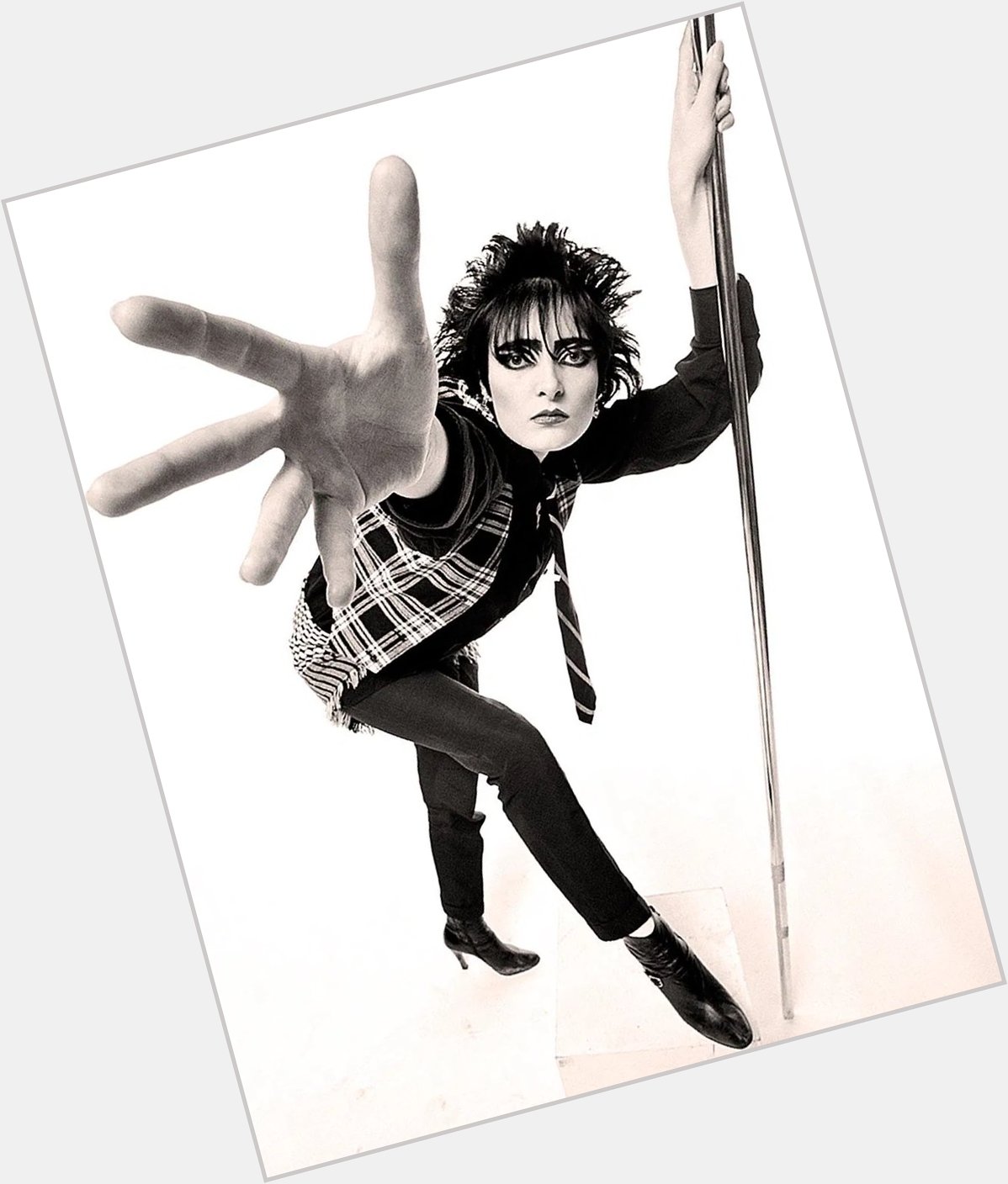Happy 64th birthday to the incomparable Siouxsie Sioux, one of the coolest singers in the world 