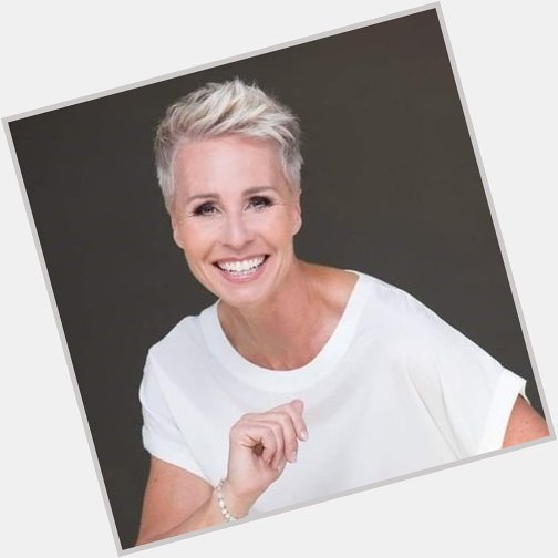 Happy Birthday Sonja Zietlow! 

Die Moderatorin vom DschungelCamp wird heute 52 Jahre alt. 