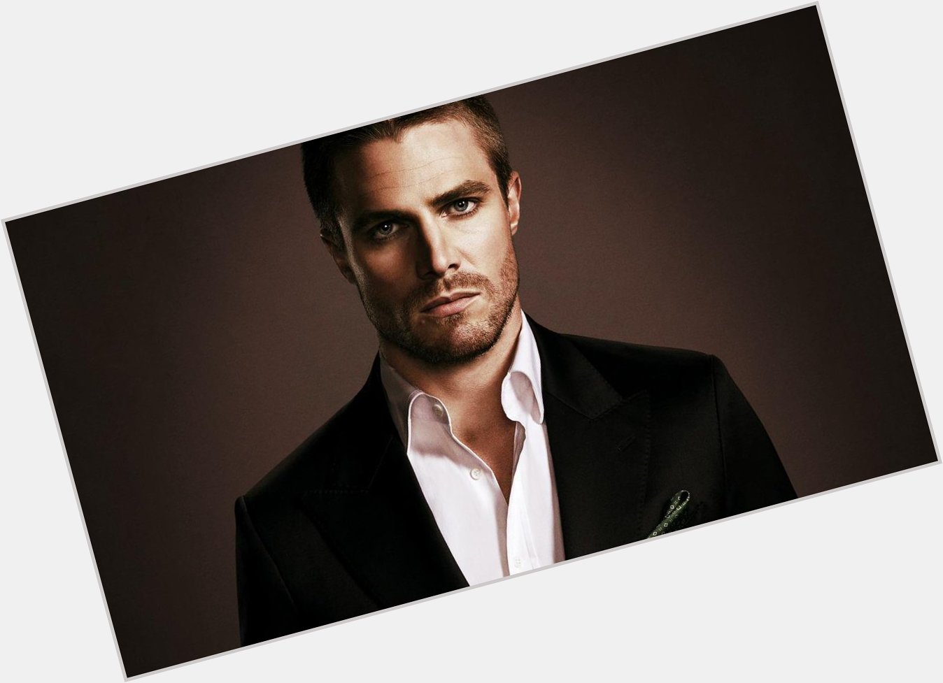 Happy Birthday to the dynamic actor Stephen Amell. Please join us as we wish him a happy celebration. 