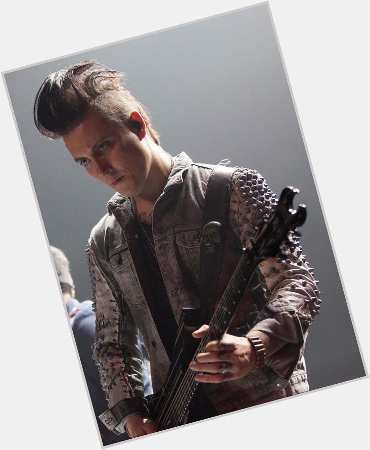 Happy Birthday to one of my absolute favorite guitarist, Synyster Gates!!  