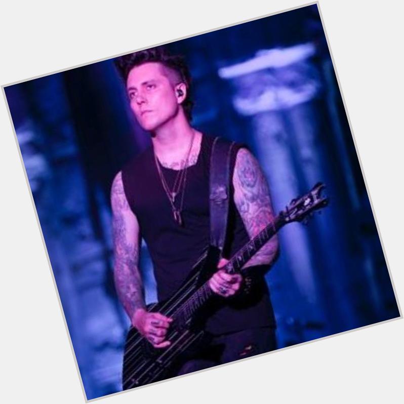 Happy Birthday to the best guitar play ever Synyster Gates 