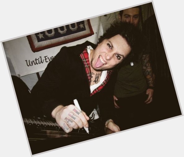 Happy birthday to the one and only synyster gates !!??!?! 