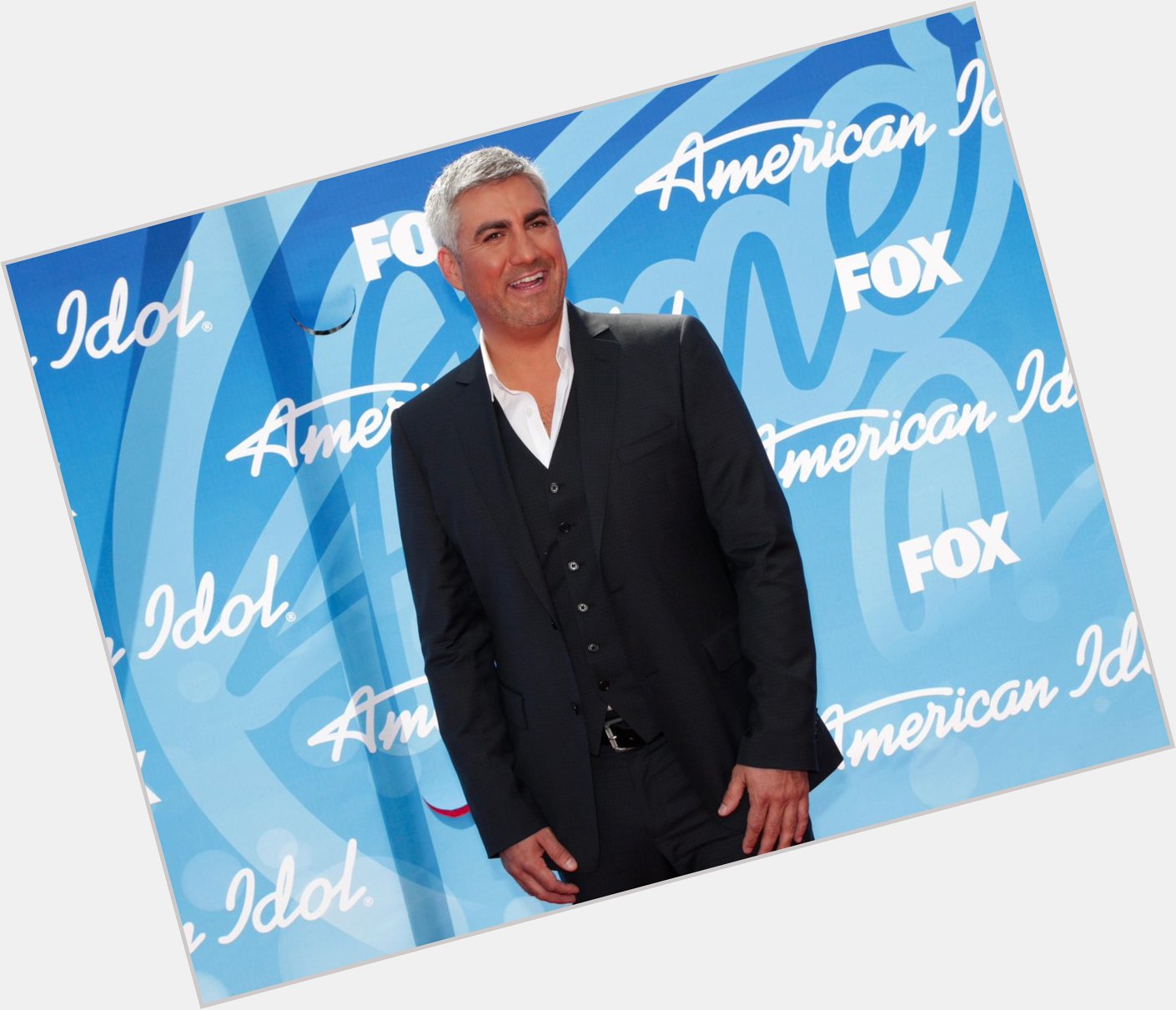 Happy 39th birthday American Idol winner Taylor Hicks!  You don\t look like you\ve aged since you won 10 years ago! 
