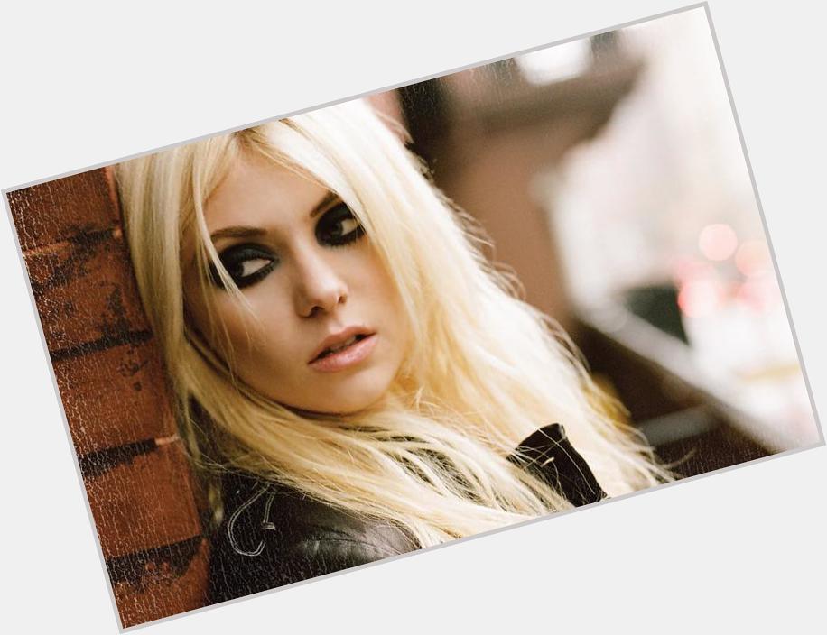 Happy birthday Taylor Momsen (    