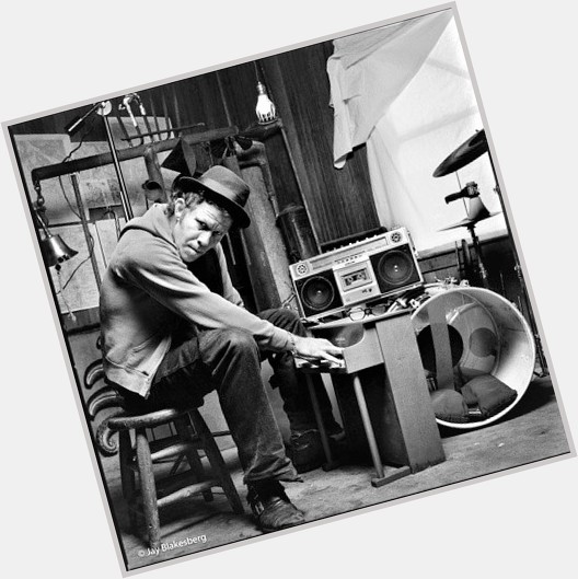 Tom Waits
fotografia de Jay Blakesberg, 1992

[Tom Waits faz hoje 71 anos. Happy birthday Mr. Waits] 