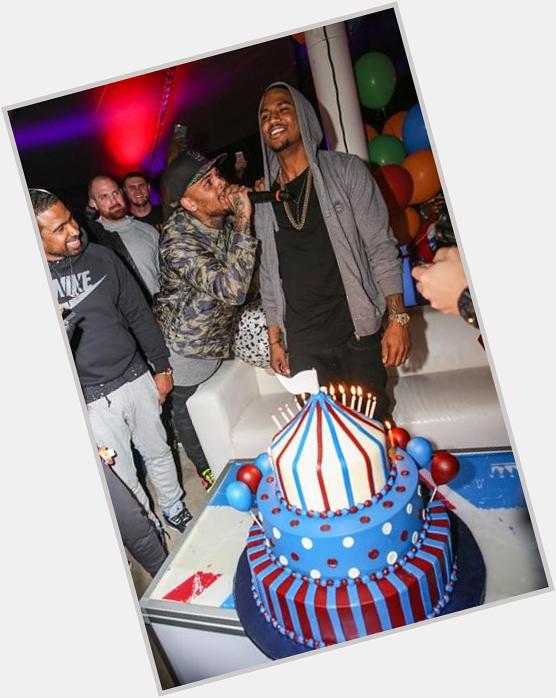 --> GREAT PICTURE Of Chris Brown Singing Happy Birthday? To Trey Songz Last Night 