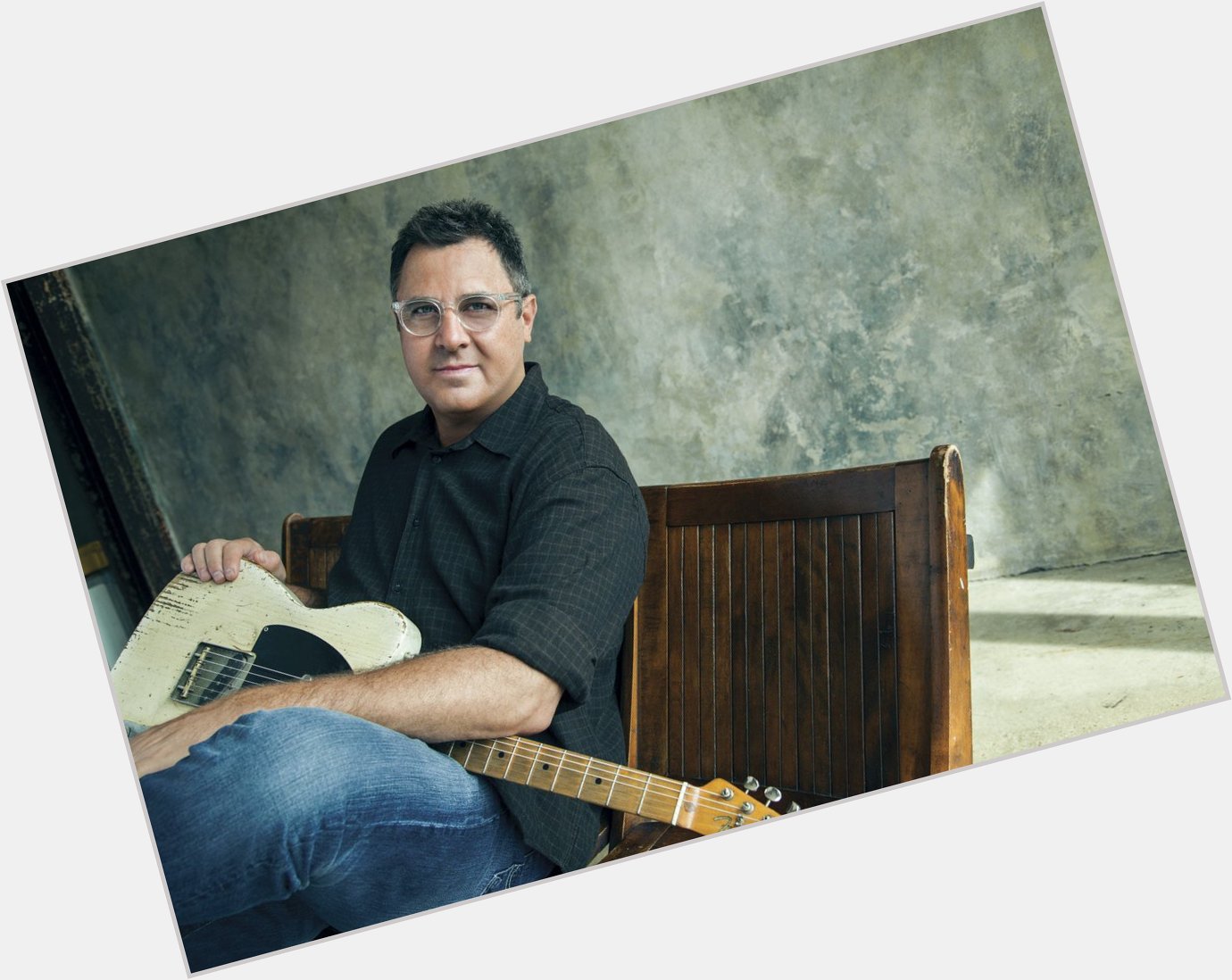 Remessage to join us in wishing Vince Gill a very happy birthday! 